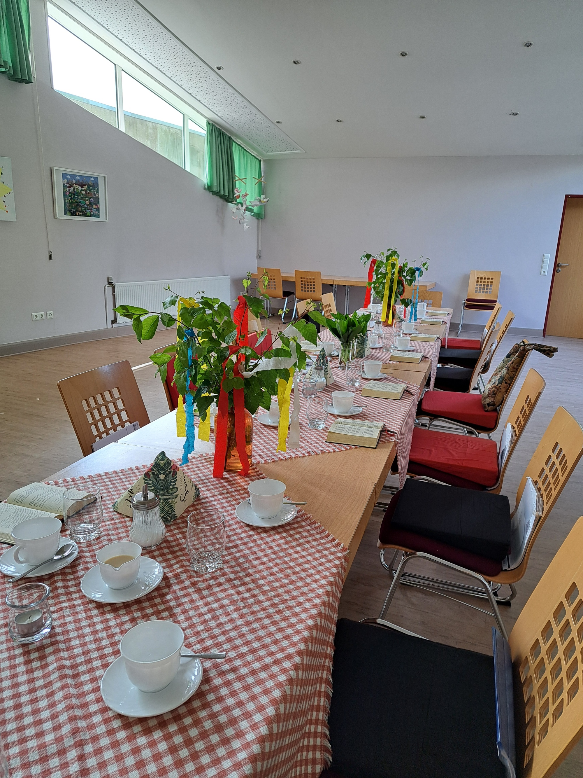 gedeckter Tisch mit kleinen Maibäumen 1000020754